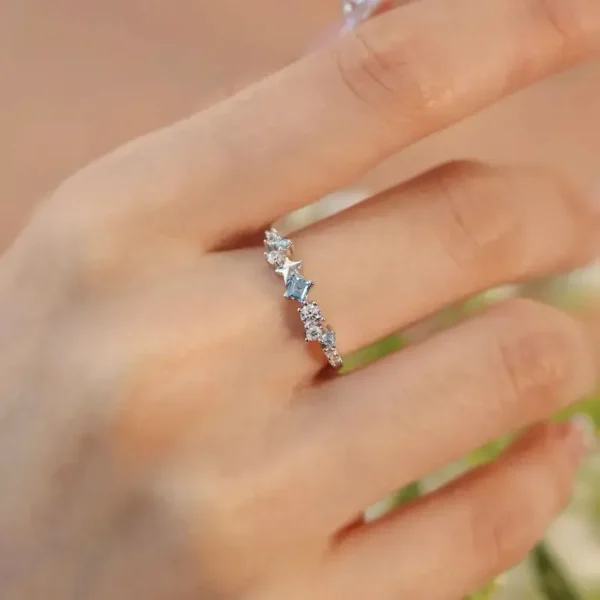 Anillo con circonitas celestes