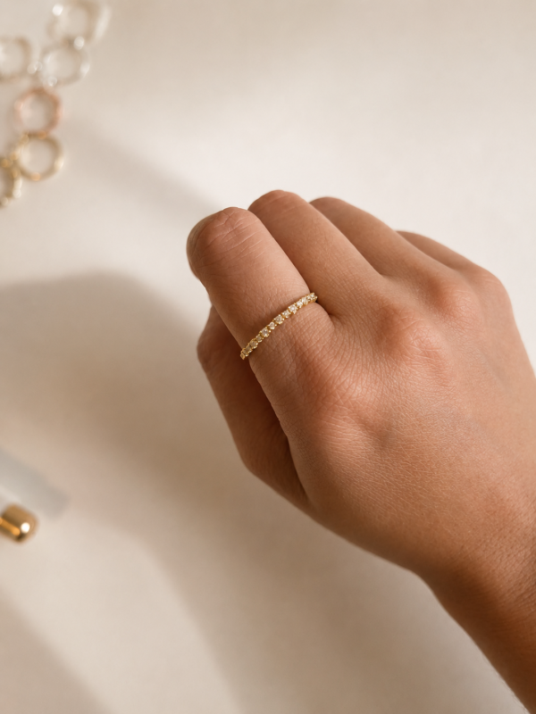 Anillo con circonitas minimalista
