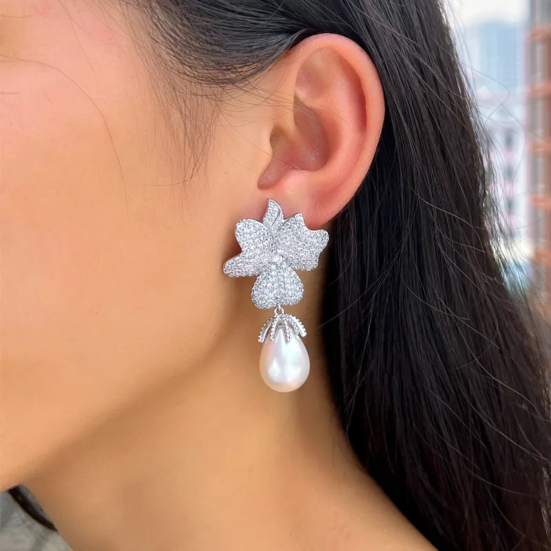 Aretes con base de flor de circonitas y perla caída-Brass-C5 Aretes con base de flor de circonitas y perla caída color plateado