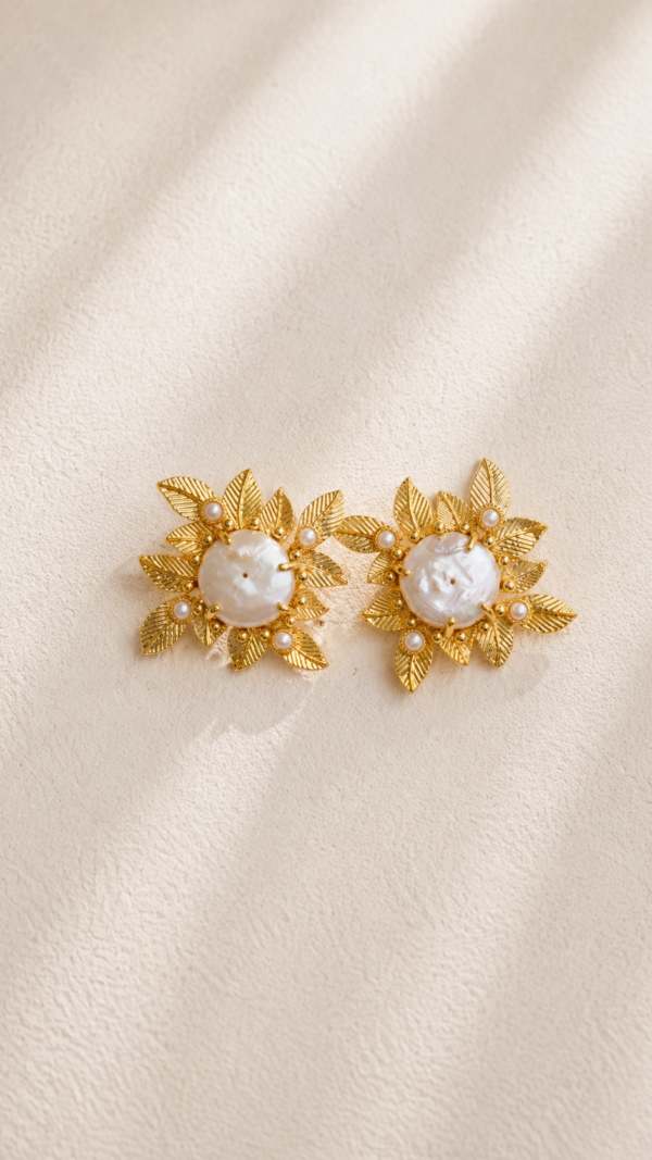 Aretes de pétalos con centro de perla natural de río