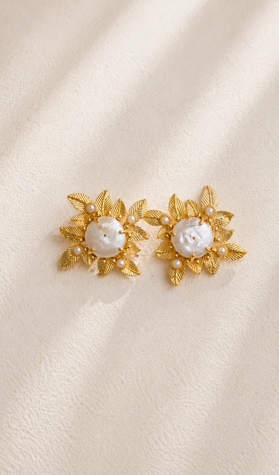 Aretes con perla natural de río-C0 Aretes de pétalos con centro de perla natural de río