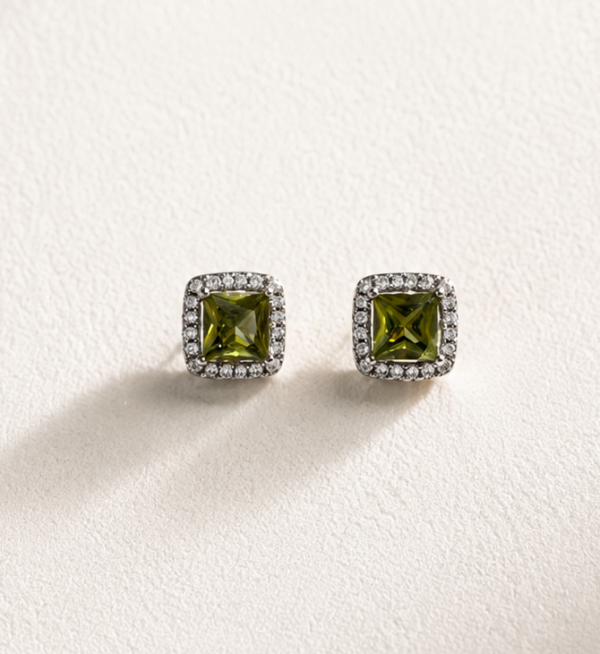 Aretes cuadrados con piedra esmeralda imitación y baño de oro blanco
