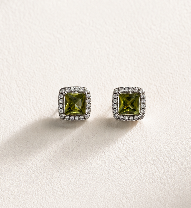 Aretes cuadrados con piedra esmeralda imitación y baño de oro blanco