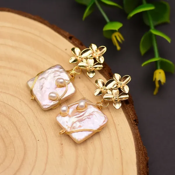 Aretes cuadrados de perla natural de río con base de flor
