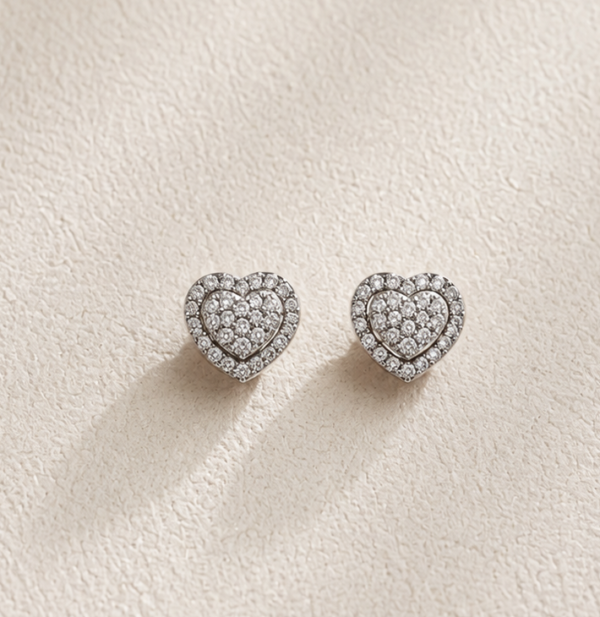 Aretes de corazón con borde de circonitas