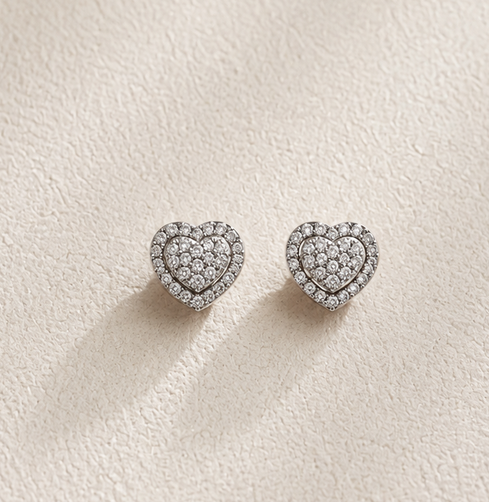 Aretes de corazón con borde de circonitas