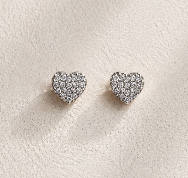 Aretes de corazón con circonitas y baño de oro blanco