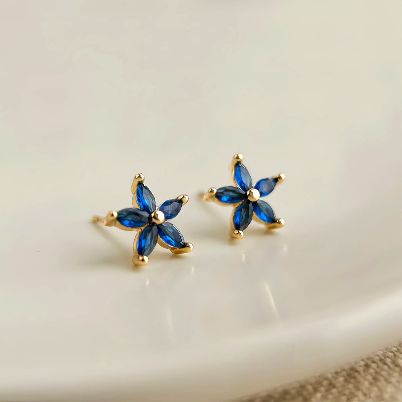 Aretes de flor azul y baño de oro de 18K