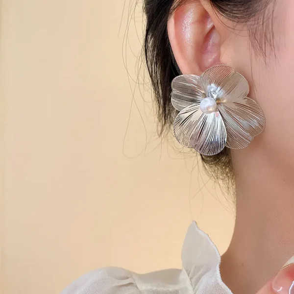 Aretes de flor con centro de perla grande color plateado