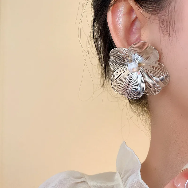 Aretes de flor con centro de perla grandes-C0 Aretes de flor con centro de perla grande color plateado