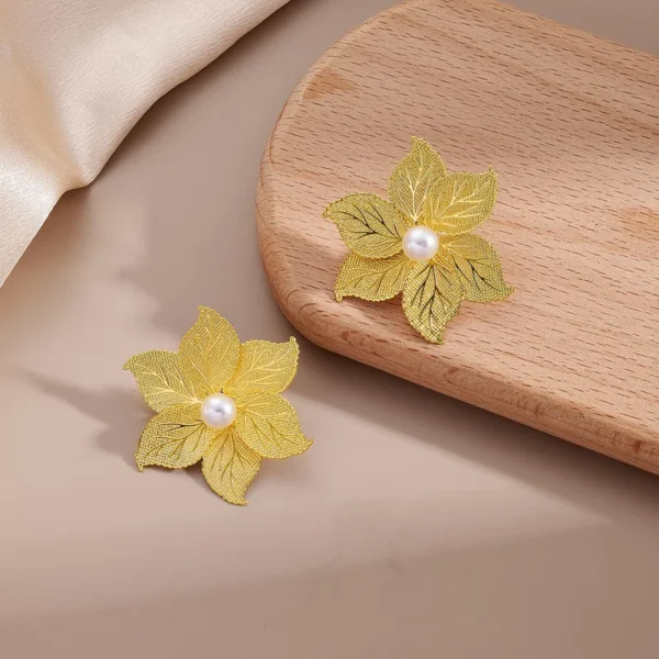 Aretes de flor grandes con centro de perla