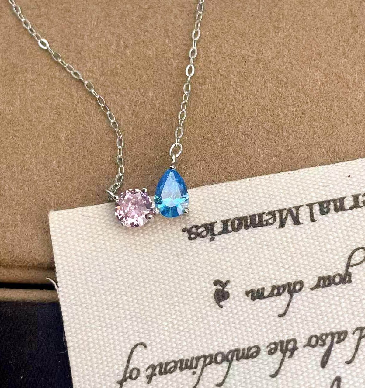 Cadena con dije celeste y rosa y baño de oro blanco-Plata 925-C0 Cadena con dije celeste y rosa y baño de oro blanco