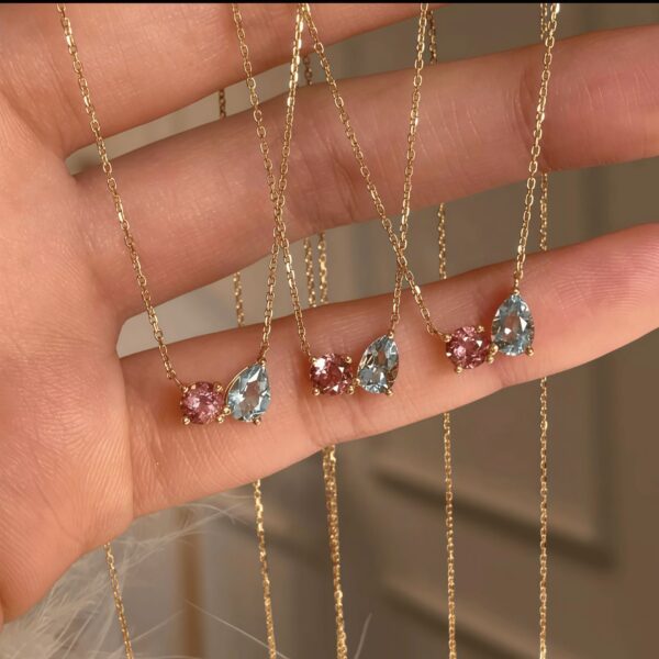 Cadena con dije celeste y rosa y baño de oro de 18K