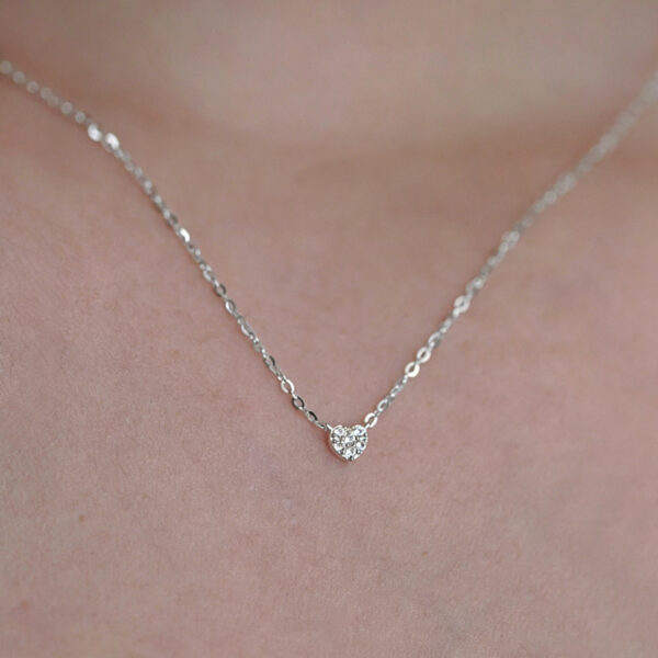 Cadena con dije de corazón minimalista y baño de oro blanco