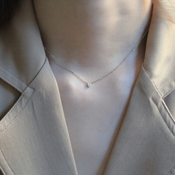 Cadena con dije de corazón minimalista y circonitas y baño de oro de 18K