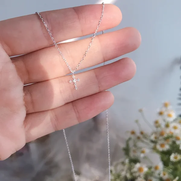 Cadena con dije de cruz con circonitas minimalista y baño de oro blanco