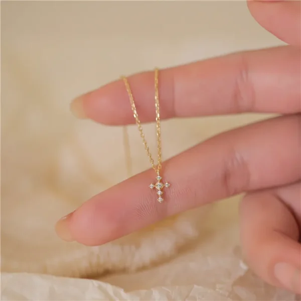 Cadena ccon dije de cruz con circonitas minimalista y baño de oro de 18K