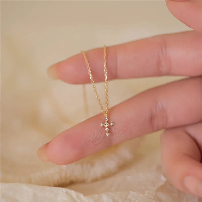Cadena con dije de cruz minimalista y baño de oro de 18K-Plata 925-C0 Cadena ccon dije de cruz con circonitas minimalista y baño de oro de 18K