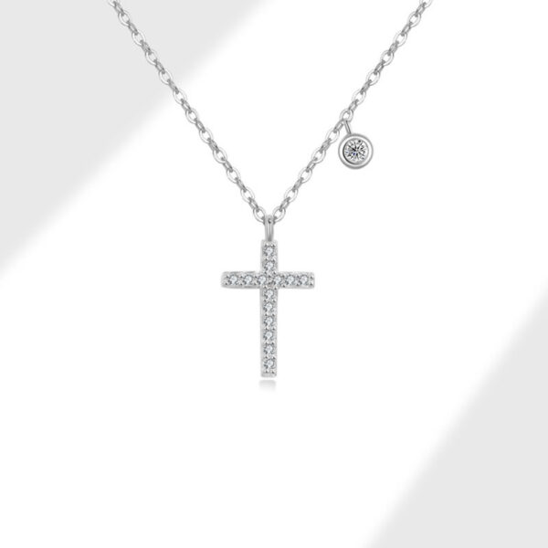 Cadena con dije de cruz y punto de luz con baño de oro blanco