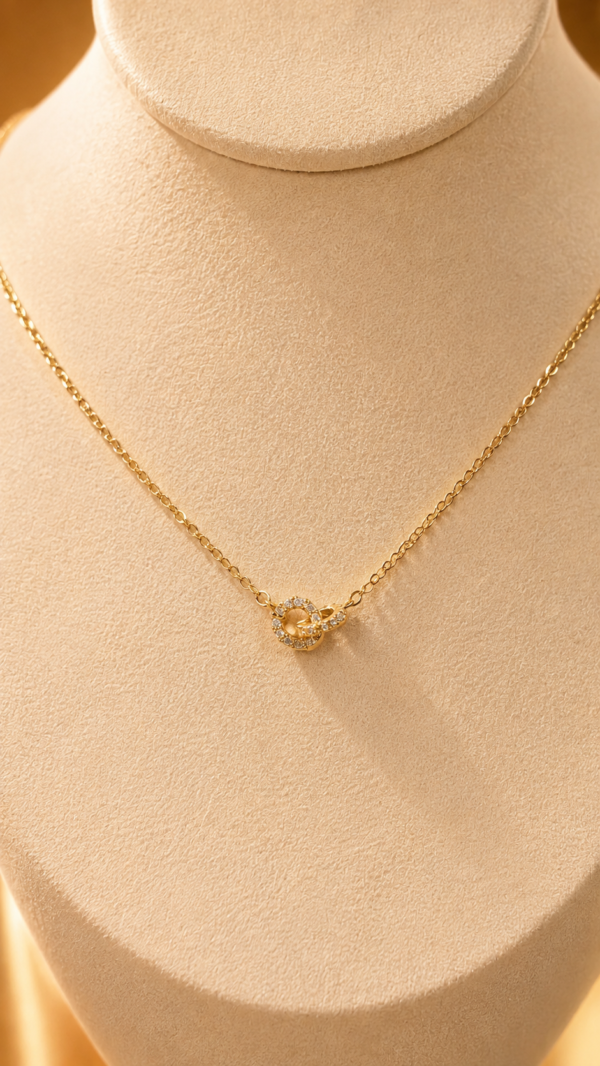 Cadena con dije de dos círculos y circonitas, baño de oro de 18K