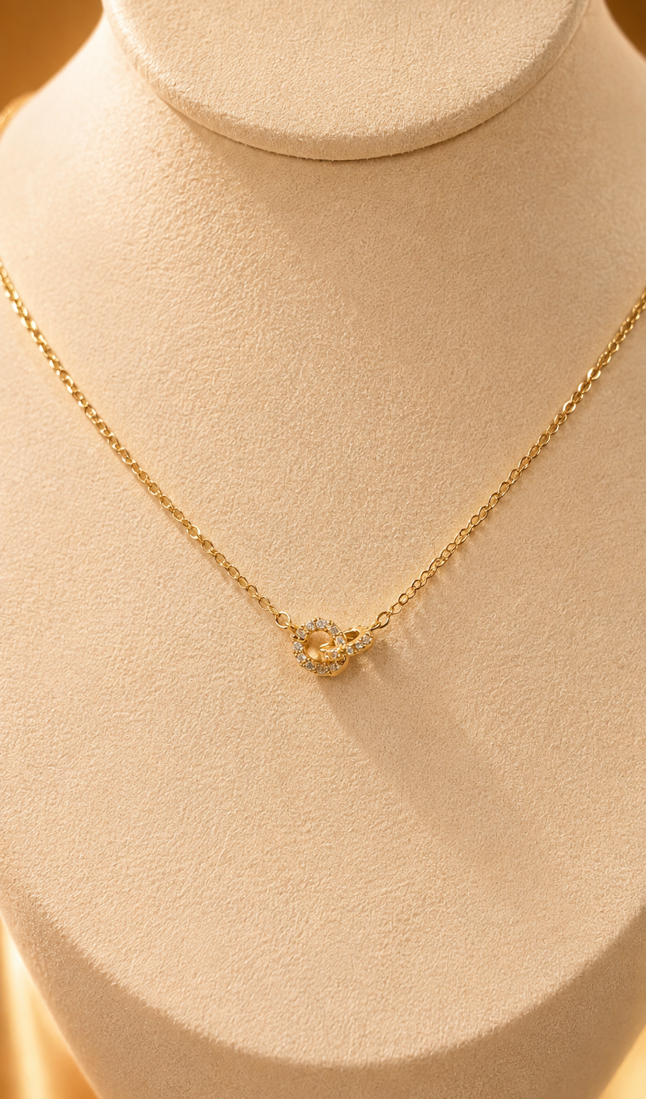 Cadena con dije de dos círculos y circonitas, baño de oro de 18K