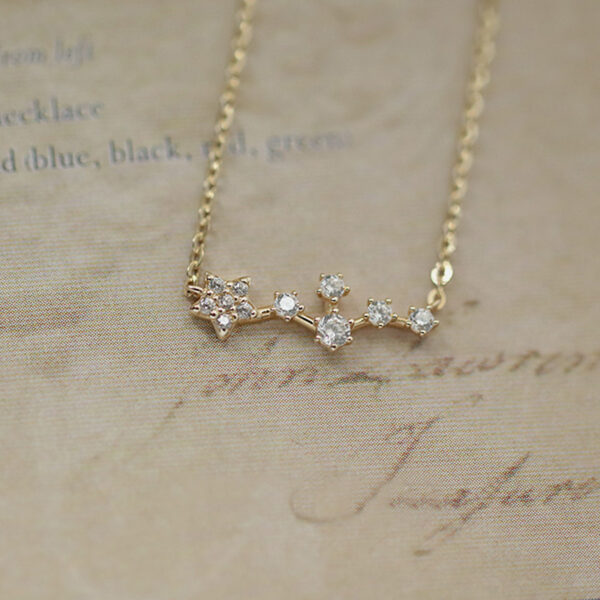 Cadena con dije de estrellas y baño de oro de 18K