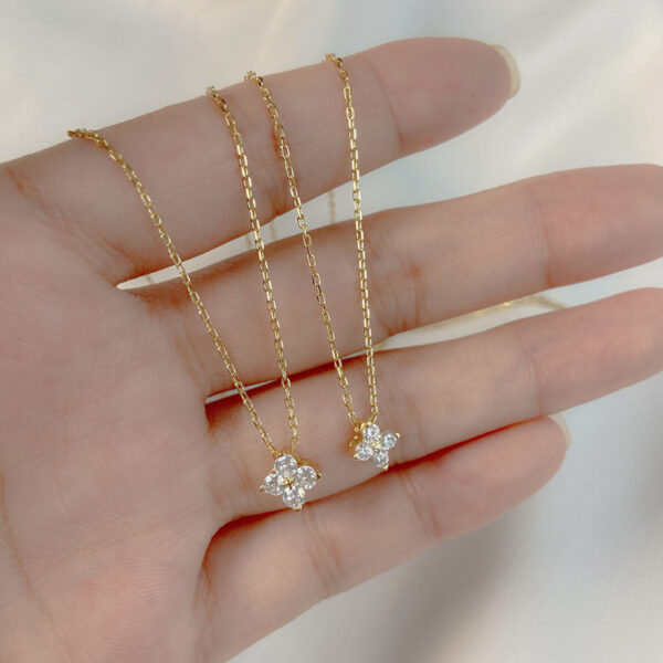 Cadena con dije de flor con 4 pétalos y baño de oro de 18K