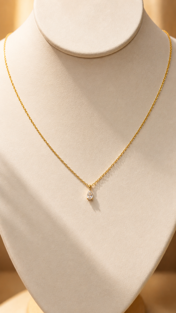 Cadena con dije de piedra en forma de gota baño de oro 18K