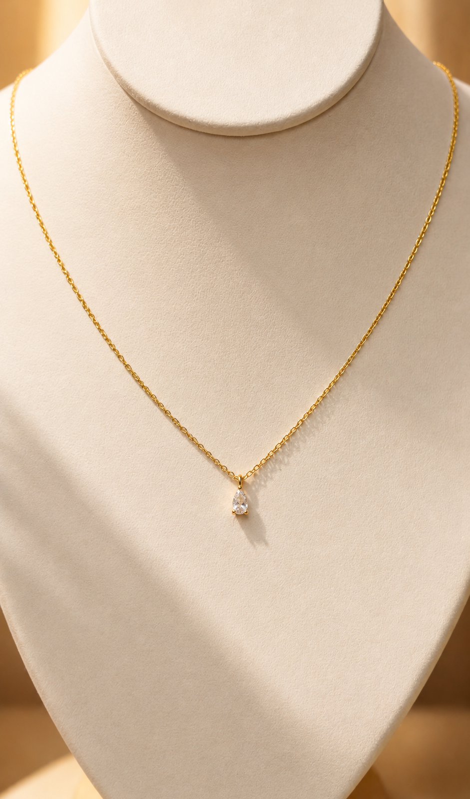 Cadena con dije de piedra en forma de gota baño de oro 18K