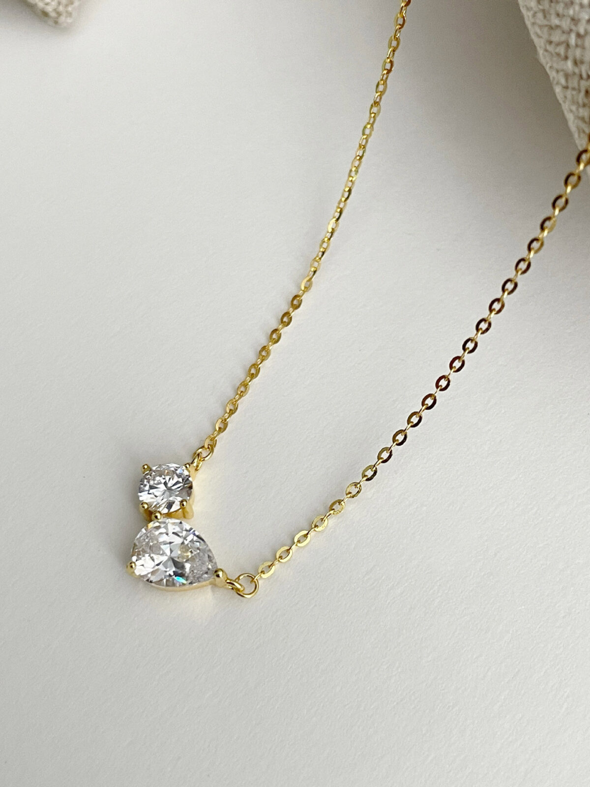 Cadena con dije de gota y círculo y baño de oro de 18K