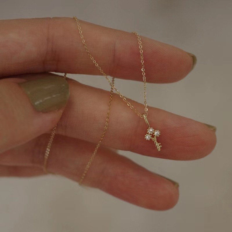 Cadena con dije de llave y baño de oro de 18K-Plata 925-C0 Cadena con dije de llave y baño de oro de 18K
