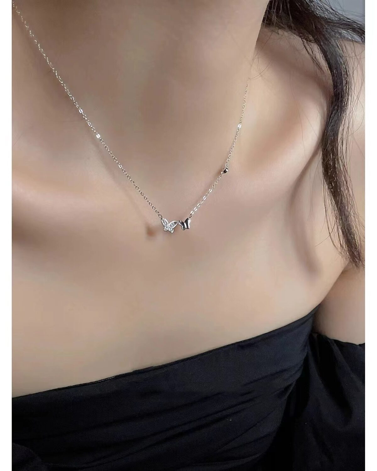 Cadena con dije de mariposa y baño de oro blanco-Plata 925-C0 Cadena con dije de mariposa y baño de oro blanco