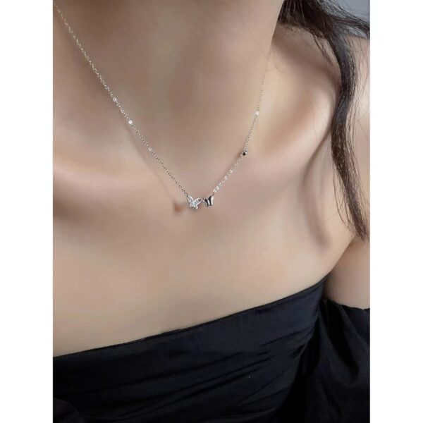 Cadena con dije de mariposa y baño de oro blanco