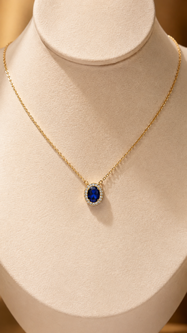 Cadena con dije de piedra zafiro imitación y circonitas baño de oro de 18K