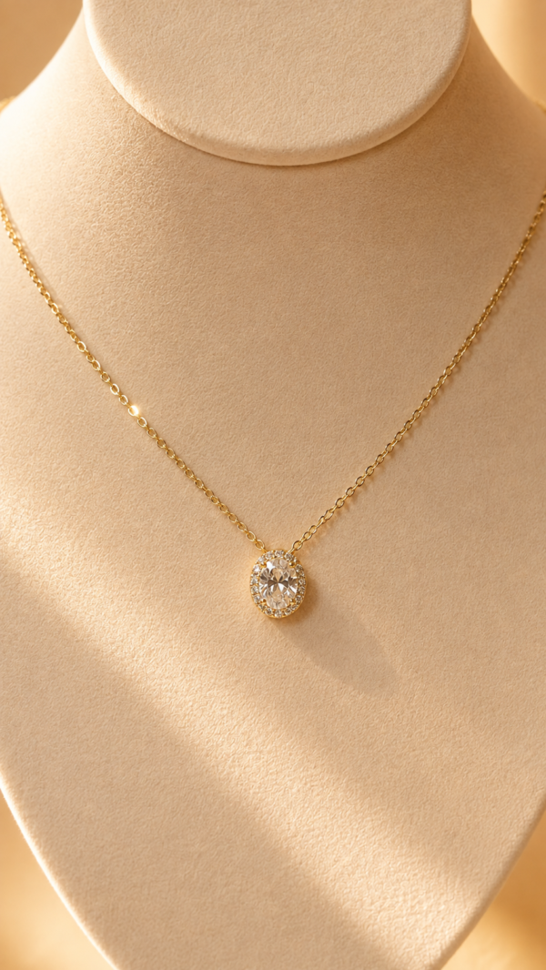 Cadena con dije de piedra ovalada y circonitas baño de oro de 18K
