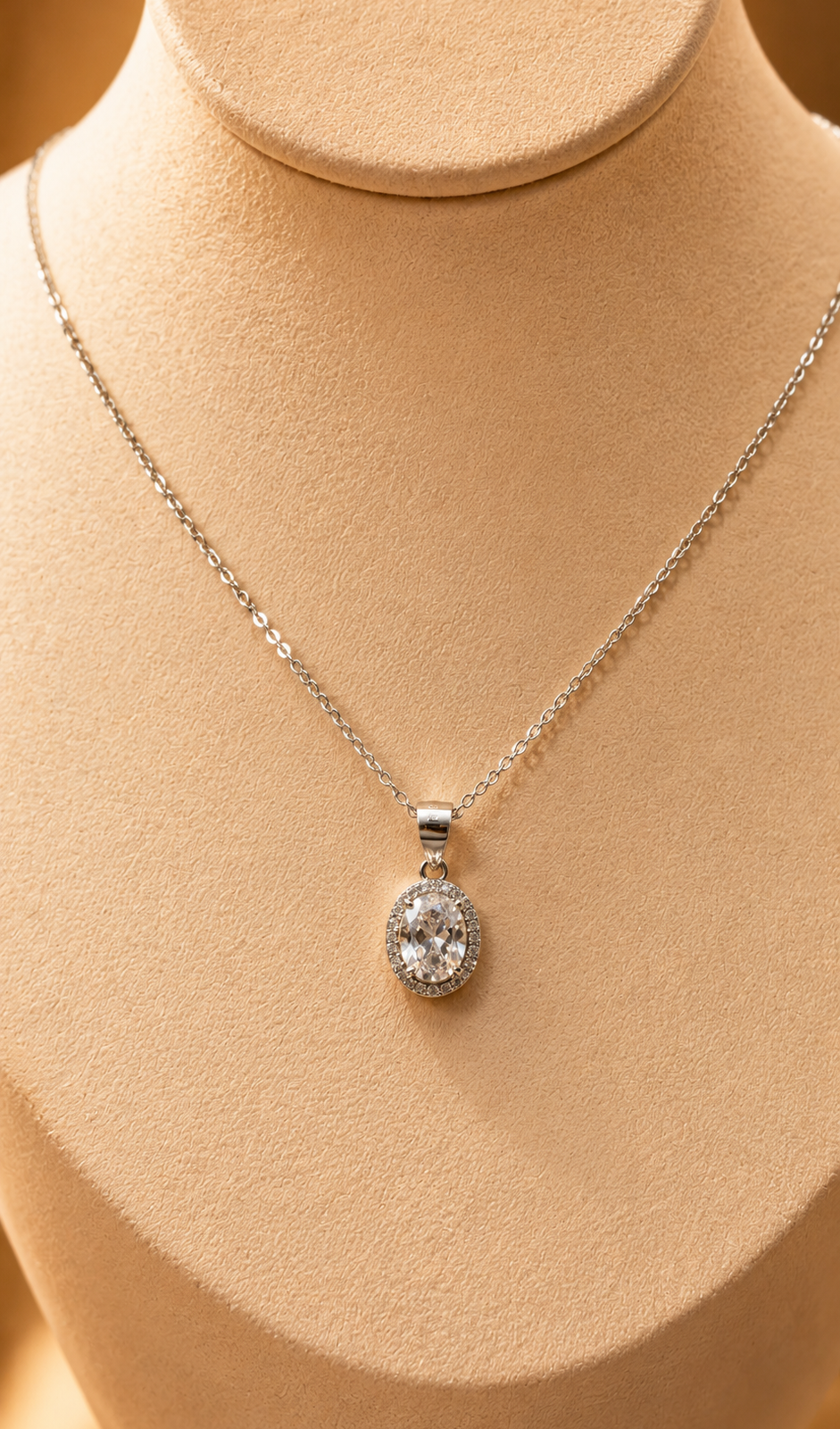 Cadena con dije de piedra ovalado y circonitas en el borde baño de oro blanco-Plata 925-Cwidth=