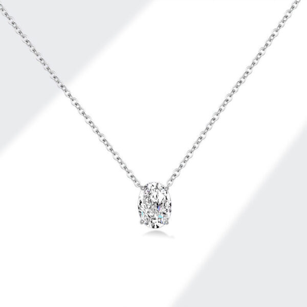 Cadena con dije de piedra pequeña y baño de oro blanco