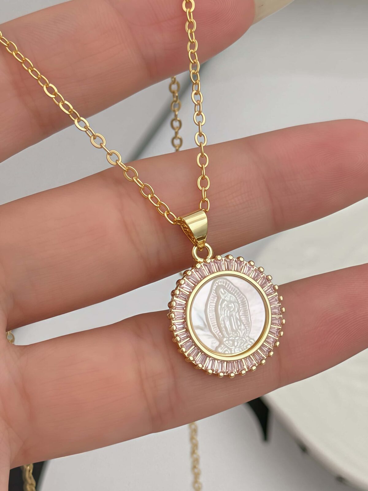 Cadena con dije de virgen y circonitas blancas-Brass con baño de oro de 18K-C5 Cadena con dije de virgen y circonitas blancas