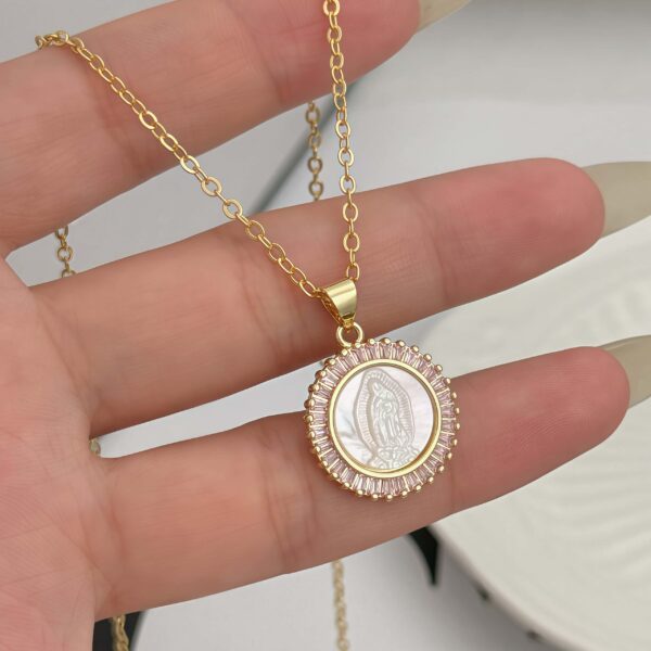 Cadena con dije de virgen y circonitas blancas