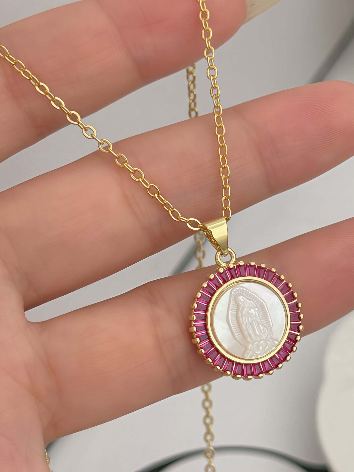 Cadena con dije de virgen y circonitas rojas-Brass con baño de oro de 18K-C5 Cadena con dije de virgen y circonitas rojas