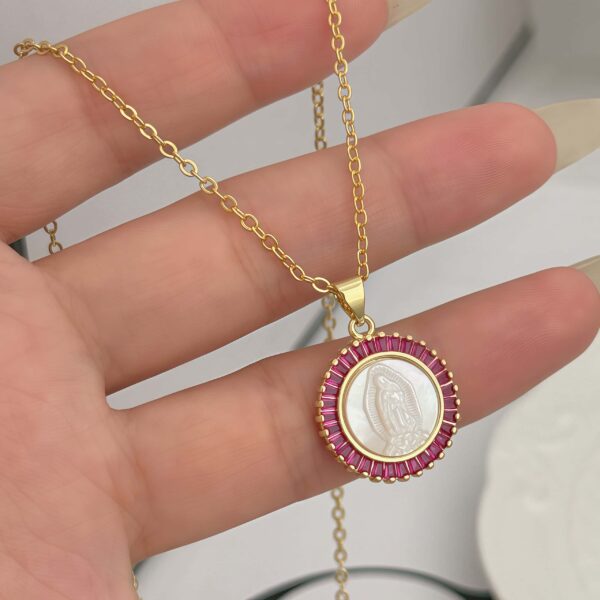 Cadena con dije de virgen y circonitas rojas