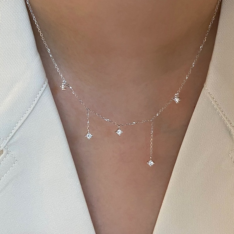 Cadena con dijes de circonitas en caída y baño de oro blanco-Plata 925-C0 Cadena con dijes de circonitas en caída y baño de oro blanco