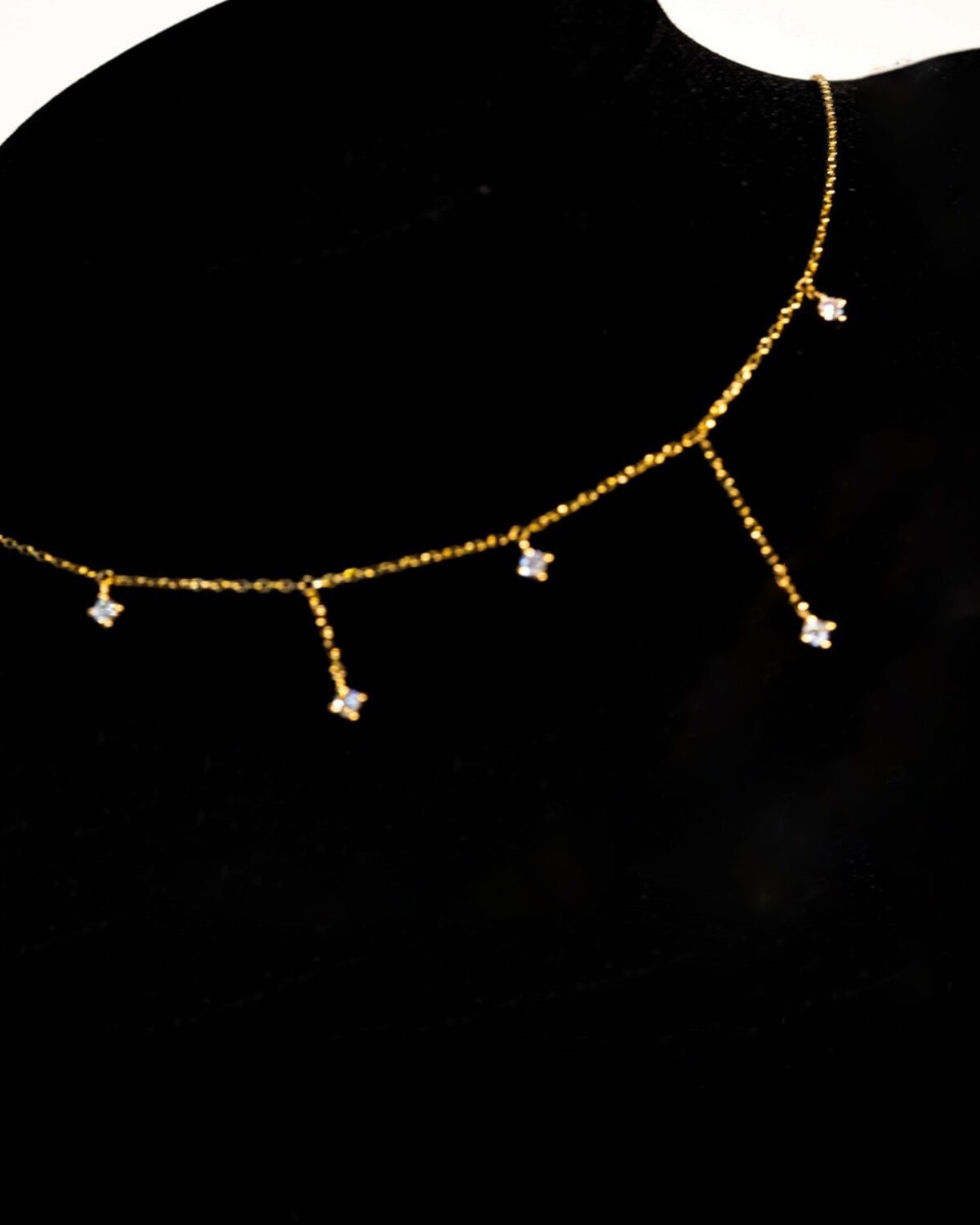 Cadena con dijes de circonitas en caida y baño de oro de 18K-Plata 925-C0 Cadena con dijes de circonitas en caída y baño de oro de 18K