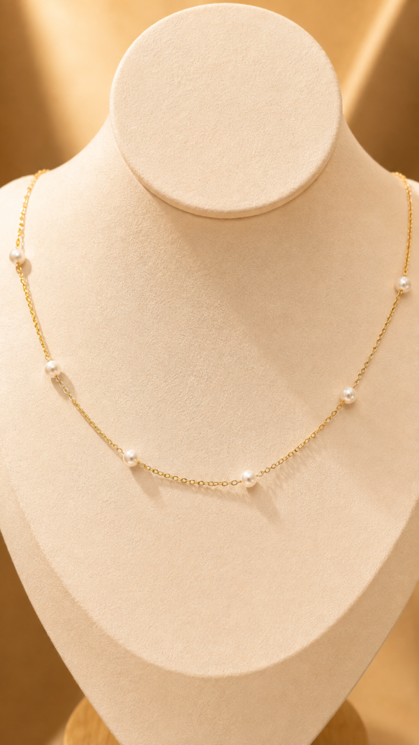 Cadena con dijes de perla natural de río y baño de oro de 18K