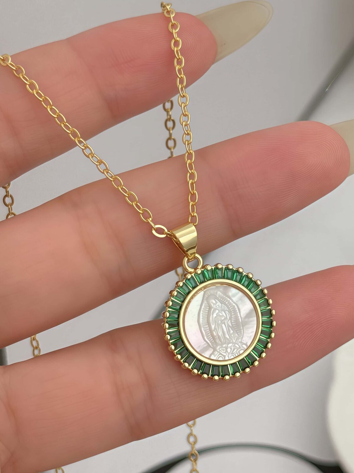 Cadena dije de virgen y circonitas verdes-Brass con baño de oro de 18K-C5 Cadena dije de virgen y circonitas verdes