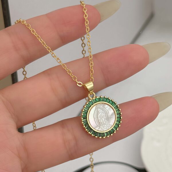 Cadena dije de virgen y circonitas verdes