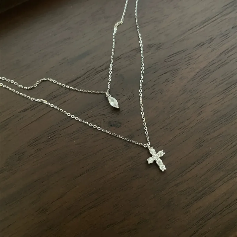 Cadena estilo layering con dije de cruz y dije de luz con baño de oro blanco-Plata 925-C35 Cadena estilo layering con dije de cruz y dije de luz con baño de oro blanco