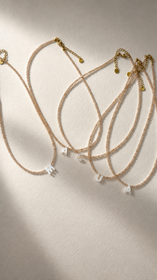 Cadenas cortas de inicial con cristales beige