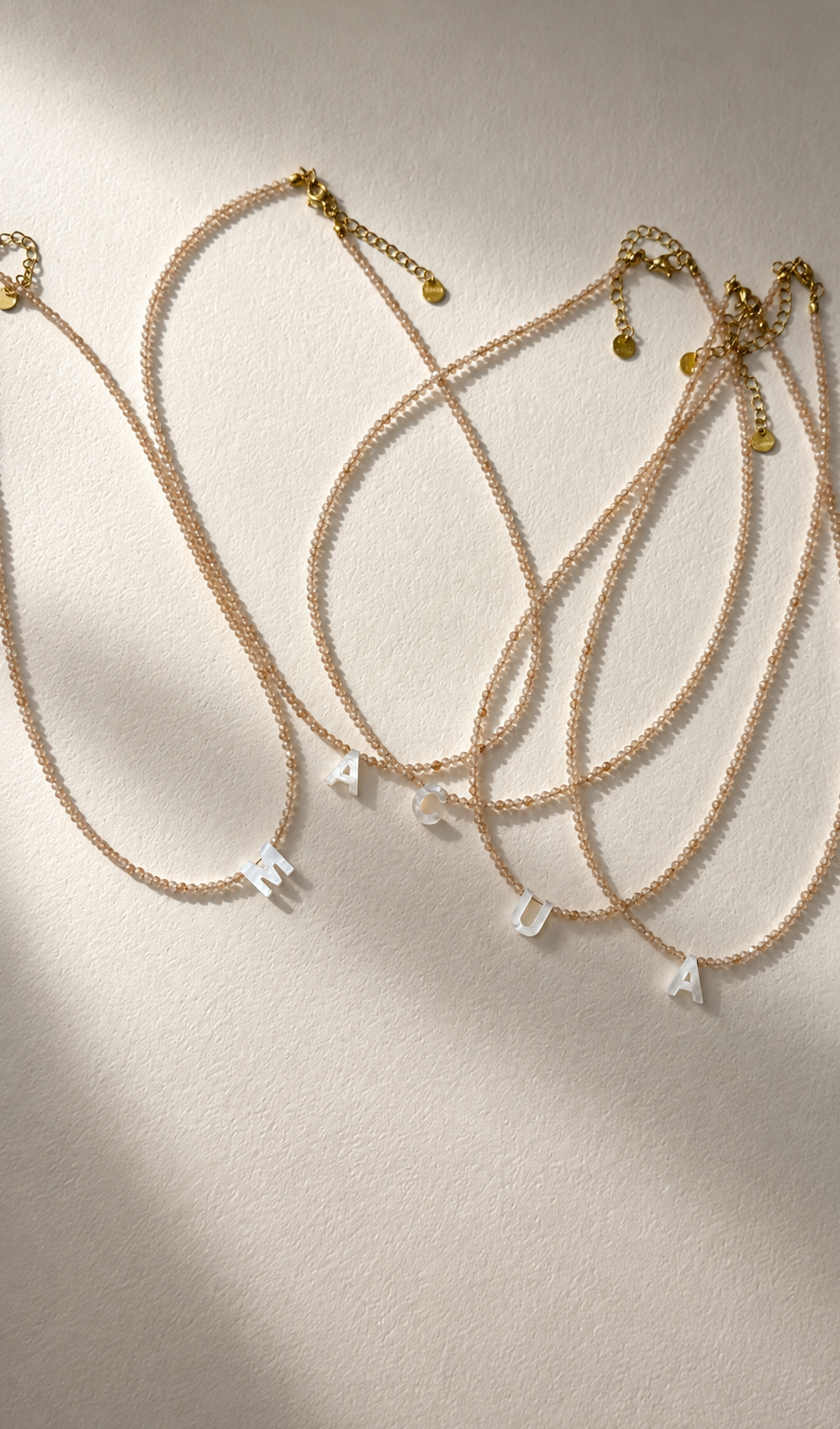 Cadenas cortas de inicial con cristales beige