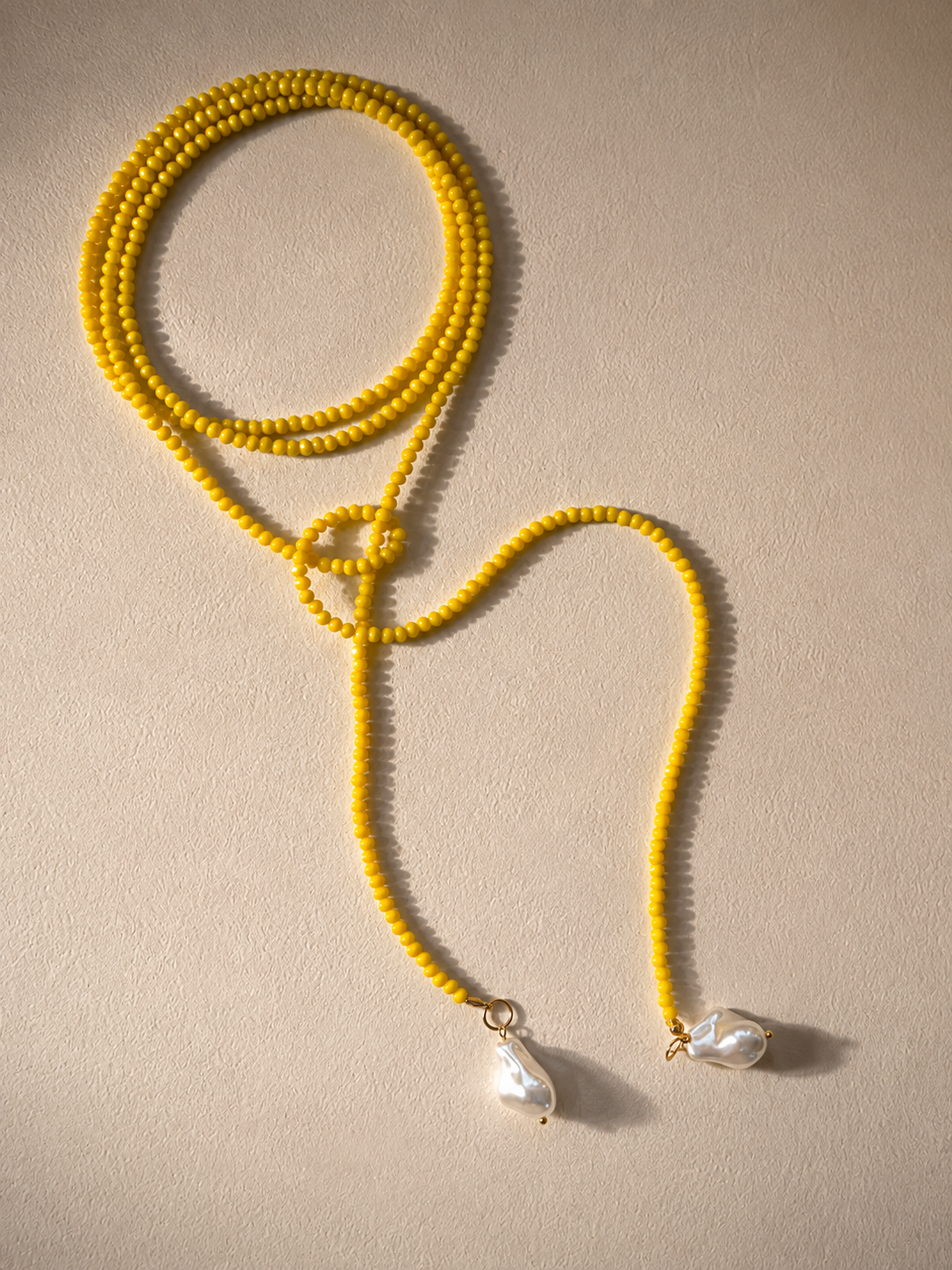Collar corbatín amarillo